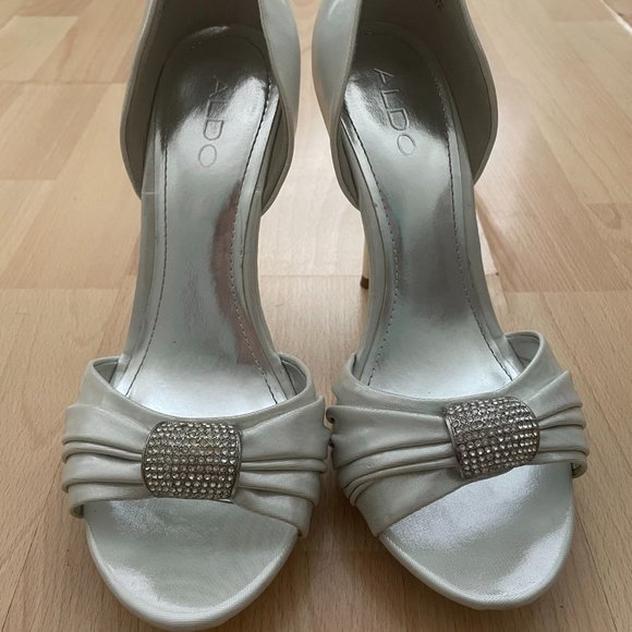 Loved, Like New Women's Aldo Silver Bow Heels Bridal Pumps Size 8 with Box - Picture 10 of 10